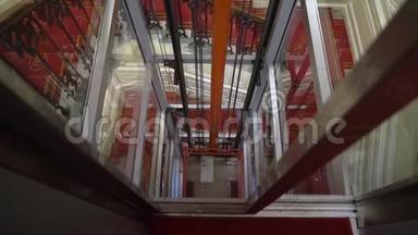 萨因特-彼得斯堡，俄罗斯-2019年2月<strong>10</strong>日：历史<strong>酒店</strong>建筑中的玻璃电梯